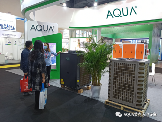 快猫成人短视频工作人员在向参展观众介绍快猫成人短视频热泵 快猫成人短视频工作人员在向参展观众介绍快猫成人短视频热泵