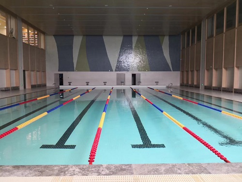 郫县犀浦校区恒温快猫记录生活记录你在调试，池水清澈见底，舒适宜人