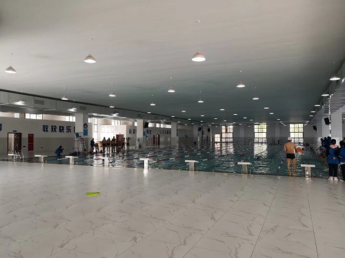 青龙山学校快猫记录生活记录你，同学们都很喜欢上游泳课