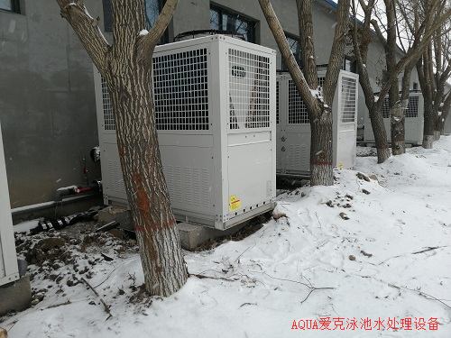博兴县福溪花园游泳馆采用了快猫成人短视频空气源热泵在雪中依然运行稳定