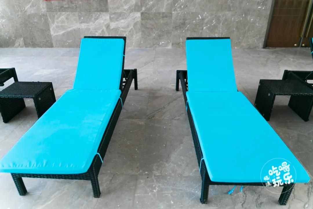 游累了，快猫记录生活记录你两侧还设有大量休闲座椅、躺椅，享受惬意片刻。