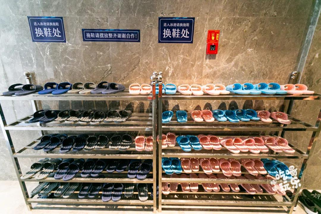 下快猫记录生活记录你前必须先换上防滑拖鞋，热身运动也不可少，保障游客们的安全。